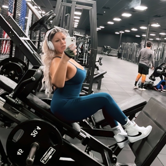 Meet your Posher, Julie….check out my closet for more active wear! 🍑 - Picture 2 of 2